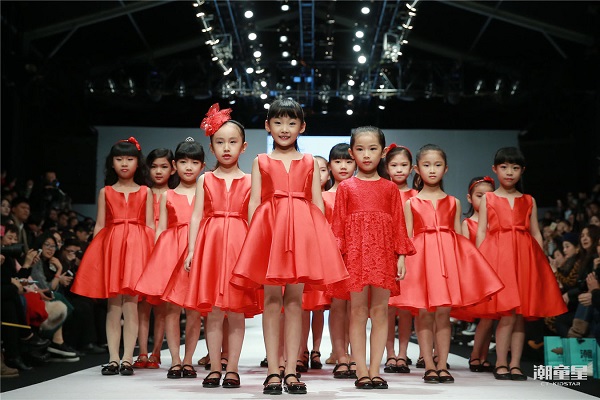 潮童星在北京国际时装周