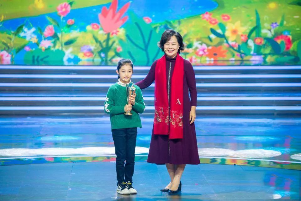 李欣珂被邀请到了央视演播大厅,全国"最美孝心少年"颁奖典礼录制现场